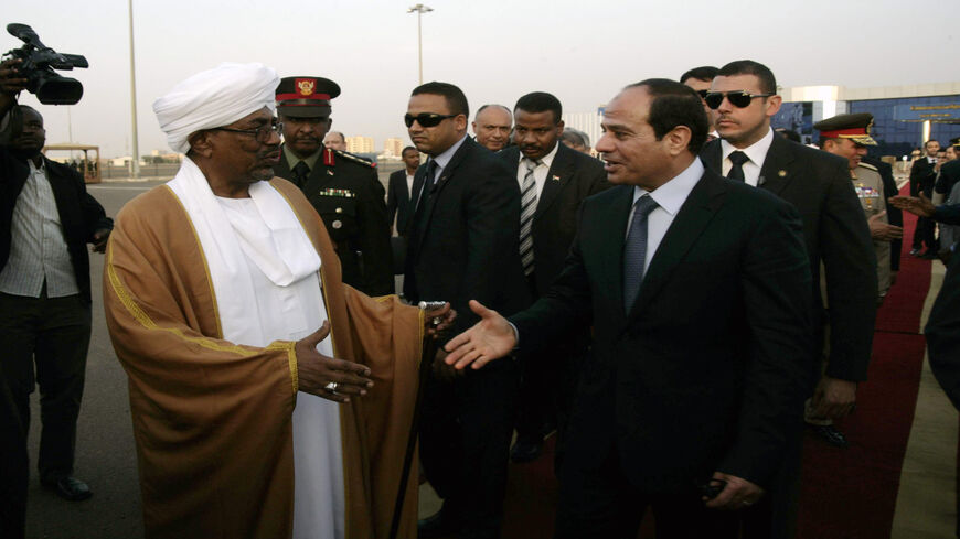 Egyptian President Abdel Fattah al-Sisi (R) shakes hands with Sudanese President Omar al-Bashir (L) before leaving Khartoum airport after an official visit, Sudan, June 27, 2014. 