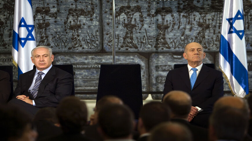 Newly elected Israeli Prime Minister Benjamin Netanyahu (L) and outgoing Prime Minister Ehud Olmert attend a handover ceremony at President Shimon Peres' residence, Jerusalem, April 1, 2009.