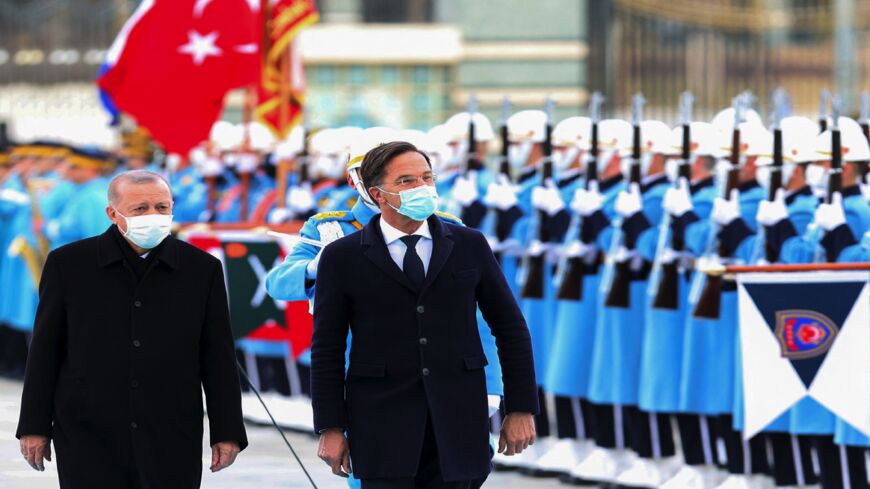 Turkish President Recep Tayyip Erdogan (L) welcomes Dutch Prime Minister Mark Rutte (R).