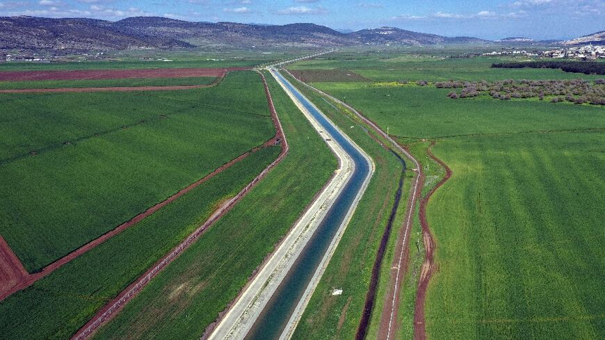 Israel has started to place a new pipeline to carry desalinated water from the Mediterranean Sea to fill the Sea of Galilee, Israel'smain water reservoir