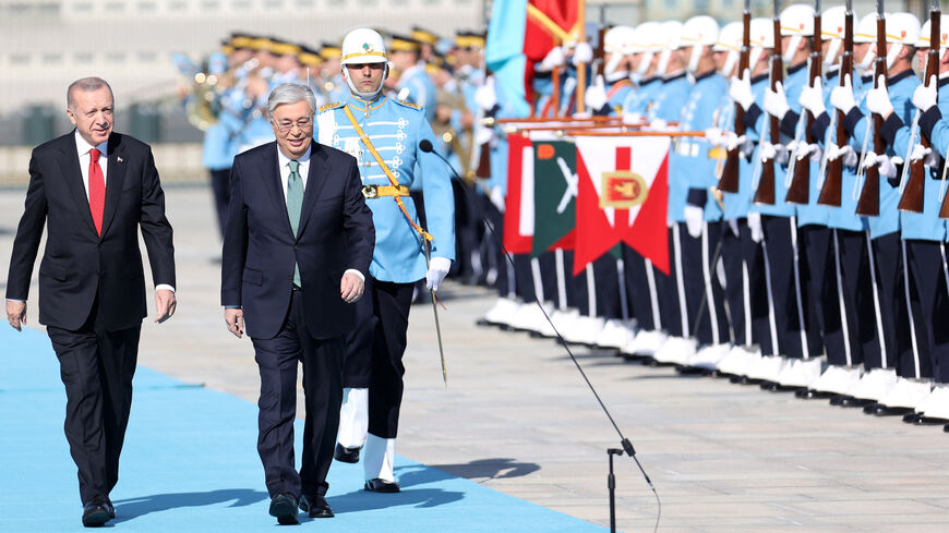 Turkish President Recep Tayyip Erdogan (L) welcomes Kazakh President Kassym-Jomart Tokayev.