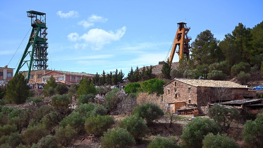 The three were working at a depth of 900 metres (2,950 feet) when the gallery collapsed inside the Cabanasses mine near Barcelona, killing them