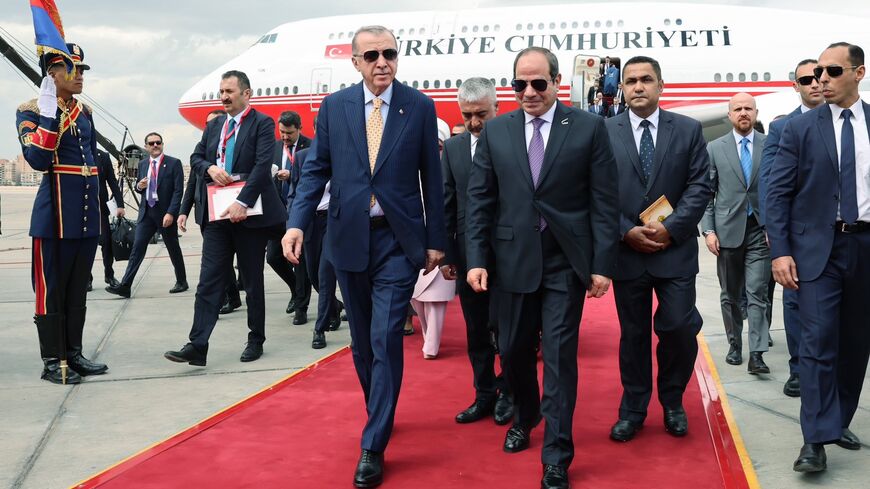 Erdogan is met by Sisi in Cairo