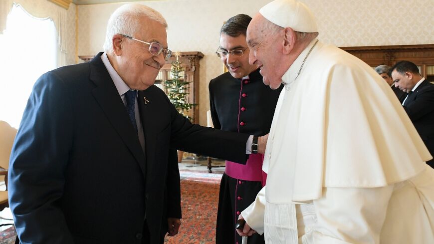 Cette photo prise le 12 décembre 2024 par les médias du Vatican montre le pape François lors de son audience privée avec le président palestinien Mahmoud Abbas au Vatican.