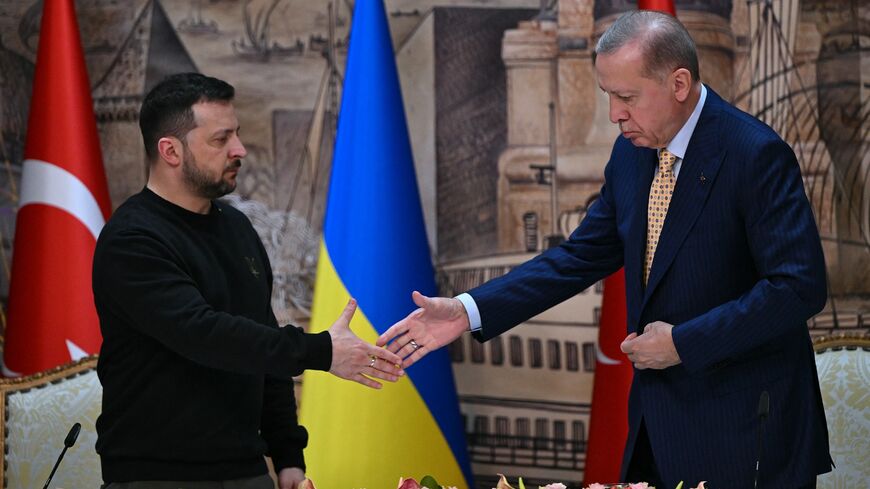 Turkish President Recep Tayyip Erdogan (R) shakes hands with Ukrainian President Volodymyr Zelenskyy (L) 