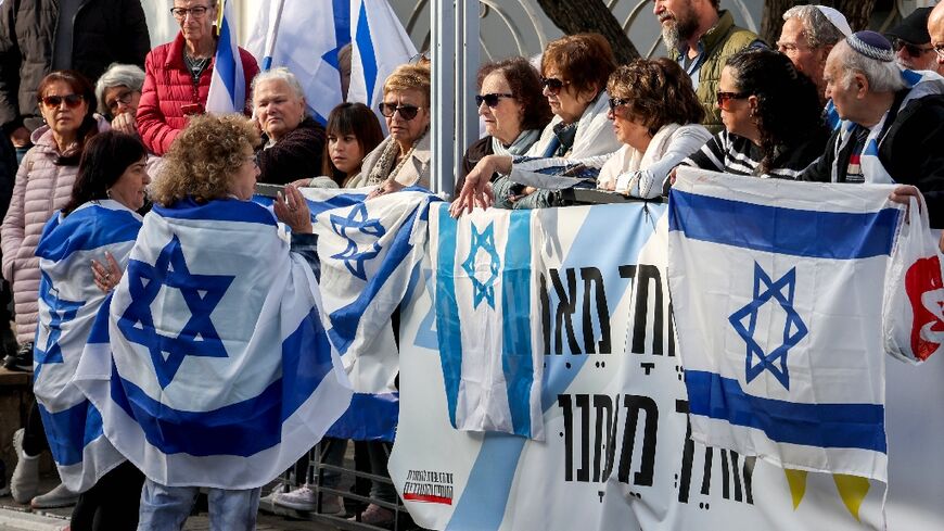 Des Israéliens attendent le passage du convoi funéraire de l'ex-otage franco-israélien Ohad Yahalomi, à Rishon Letzion, dans le centre d'Israël, le 5 mars 2025 