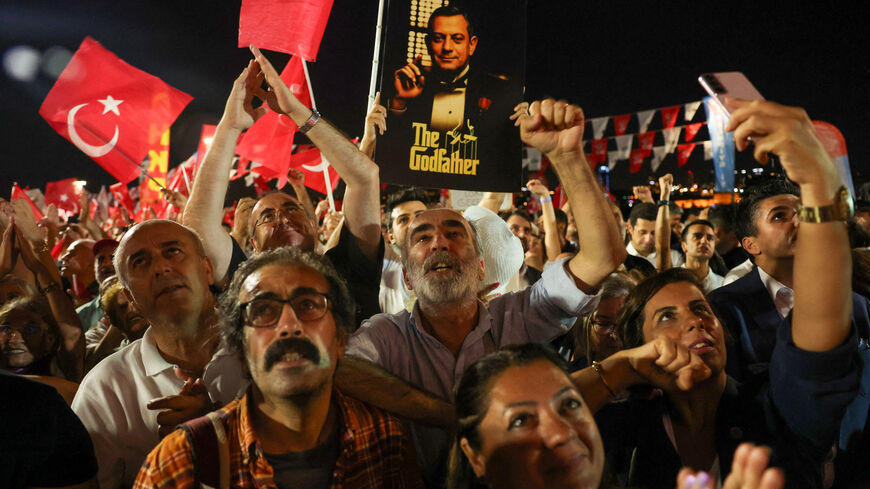 FILE PHOTO: Supporters of Turkey's main opposition Republican People's Party (CHP) attend a rally to protest the detention of the mayor of the central Beyoglu district who was arrested as part of a corruption investigation, in Istanbul, Turkey, August 20, 2025. REUTERS/Dilara Senkaya/File Photo