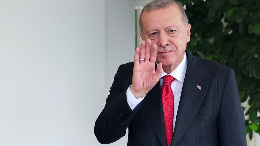 Turkey's President Recep Tayyip Erdogan gestures, as he arrives for a meeting with U.S. President Donald Trump at the White House in Washington, D.C., U.S., September 25, 2025. REUTERS/Jonathan Ernst