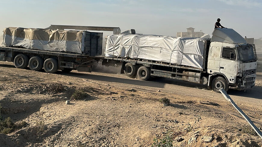 A truck carries aid for Palestinians, amid a ceasefire between Israel and Hamas in Gaza, in Khan Younis, in the southern Gaza Strip, October 21, 2025. REUTERS/Stringer