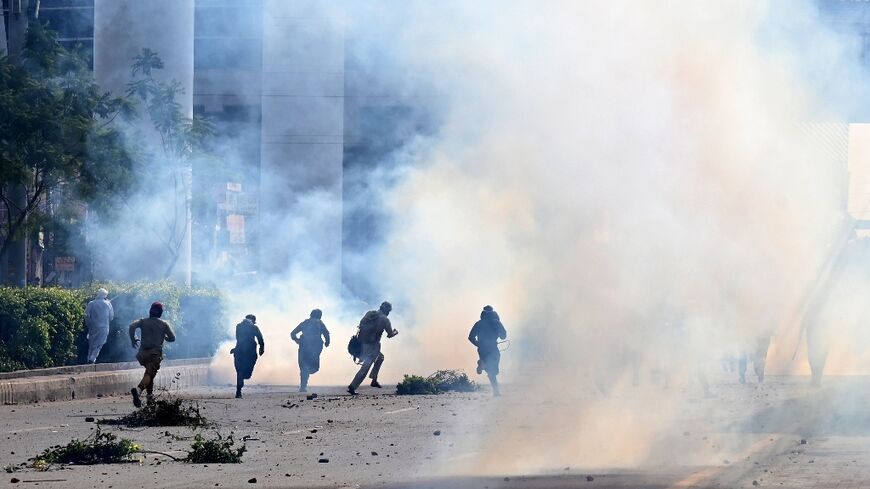 Members of a hard-right Islamist party began marching towards Islamabad in support of Palestinians, a day after violent clashes with police in the eastern city of Lahore