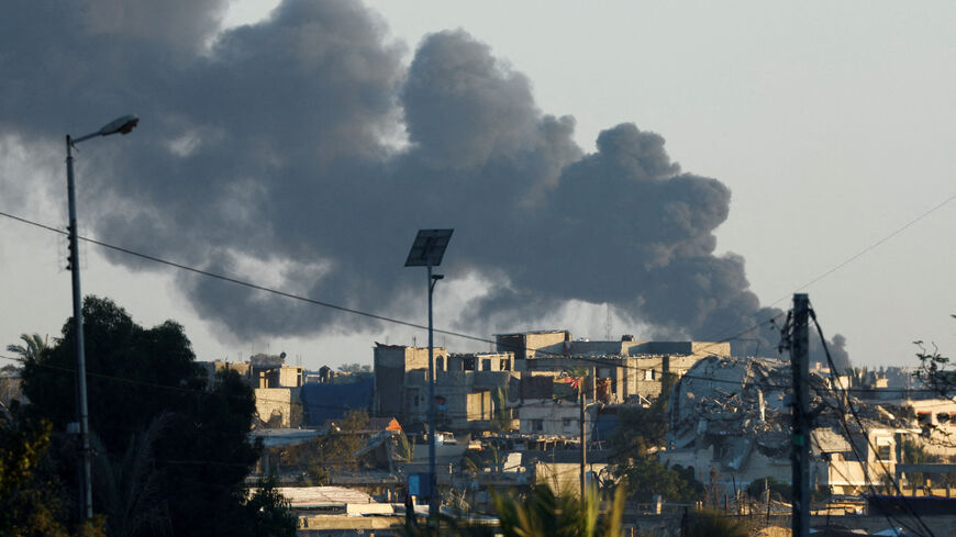 Smoke rises from an Israeli air strike in Rafah as seen from Khan Younis, in the southern Gaza strip July 29, 2024. REUTERS/Mohammed Salem     TPX IMAGES OF THE DAY