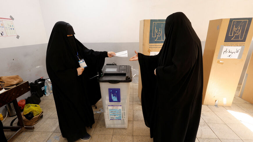 An Iraqi female security member votes at a polling station during a special voting, two days before the polls open to the public in a parliamentary election, in Najaf, Iraq November 9, 2025. REUTERS/Alaa al-Marjani
