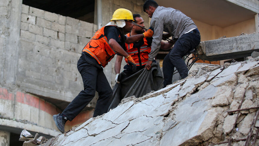 Palestinians inspect the site of an Israeli strike, in Gaza City, November 22, 2025. REUTERS/Mahmoud Issa