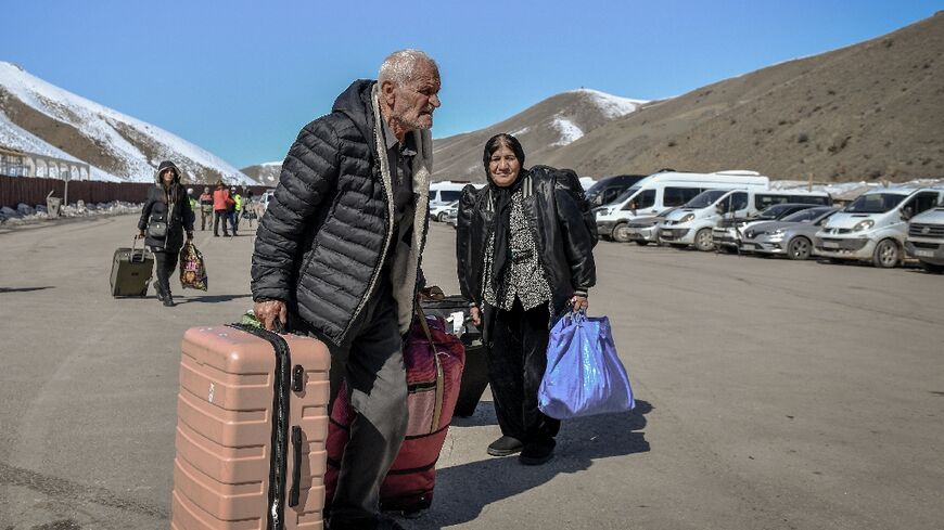 People arrive with bags through the Razi-Kapikoy border crossing 