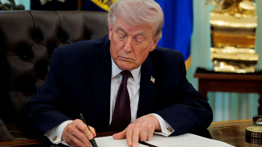 U.S. President Donald Trump signs an executive order on mail ballots, in the Oval Office of the White House in Washington, D.C., March 31, 2026.  REUTERS/Evan Vucci