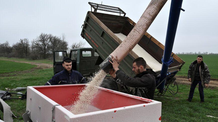 FILE PHOTO: Agricultural workers load a tractor with fertilizer before spreading it in a winter wheat field, amid Russia's attack on Ukraine, in Dnipropetrovsk region, Ukraine April 2, 2026.  REUTERS/Stringer/File Photo
