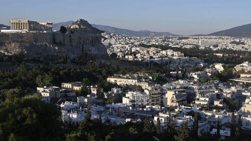 A picture taken on May 5, 2020 shows the Acropolis overlooking the Koukaki district of Athens, during a lockdown aimed at curbing the spread of the COVID-19 pandemic, caused by the novel coronavirus. - At the foot of the Acropolis, the Koukaki district, usually popular with tourists from all over the world, has been a sad place since the pandemic, with its deserted terraces and pedestrian walkways and Airbnb accommodations emptied of their clientele. Directly hit, the dozens of small landlords who had chose