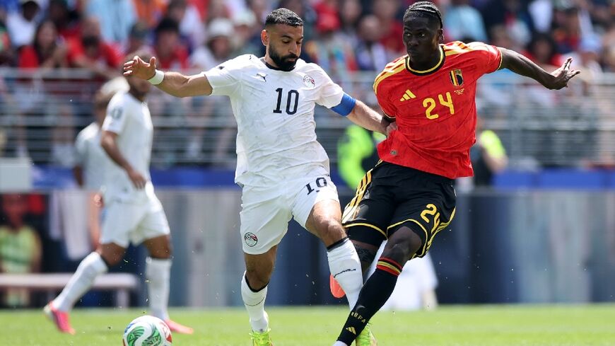Mohamed Salah (L) battles with Amadou Onana