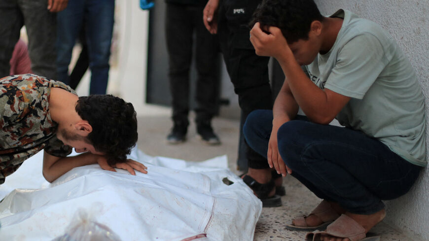Mourners react by the body of a Palestinian killed in an Israeli strike on a cafe, at Al-Shifa hospital in Gaza City August 18, 2026. REUTERS/Dawoud Abu Alkas