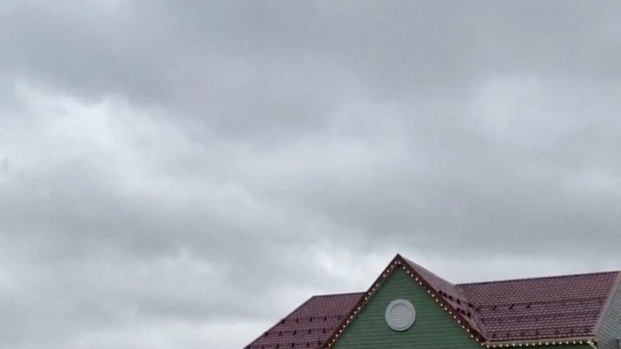 A U.S. military transport plane approaches Moscow, Russia, August 25, 2026, in this screen grab taken from a social media video. Social Media/via REUTERS