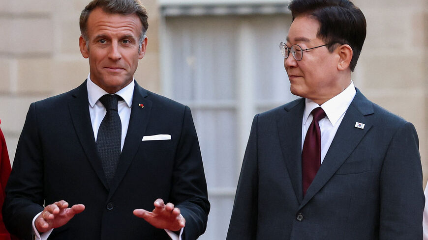French President Emmanuel Macron welcomes South Korean President Lee Jae Myung ahead of a state dinner at the Elysee Palace during a state visit to France, in Paris, France, September 8, 2026. REUTERS/Gonzalo Fuentes