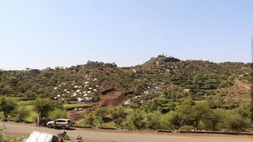 Displaced Yemeni father separated from his kids by fighting in Taiz