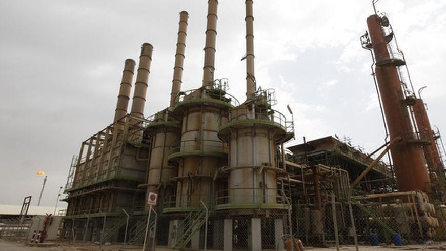 A view of Doura oil refinery in Baghdad April 9, 2012.  OPEC is seeking a balance in world oil prices, but political instability rather than production issues are affecting the market price, Iraqi Oil Minister Abdul Kareem Luaibi said on Monday.  REUTERS/Mohammed Ameen (IRAQ - Tags :)