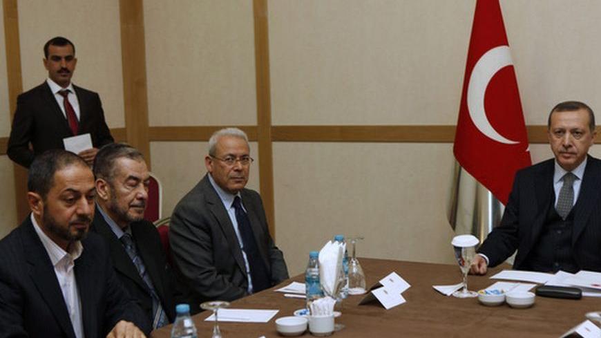 Turkey's Prime Minister Tayyip Erdogan (R) meets with members of the opposition Syrian National Council (SNC) in Istanbul March 31, 2012. REUTERS/Murad Sezer (TURKEY - Tags: POLITICS)