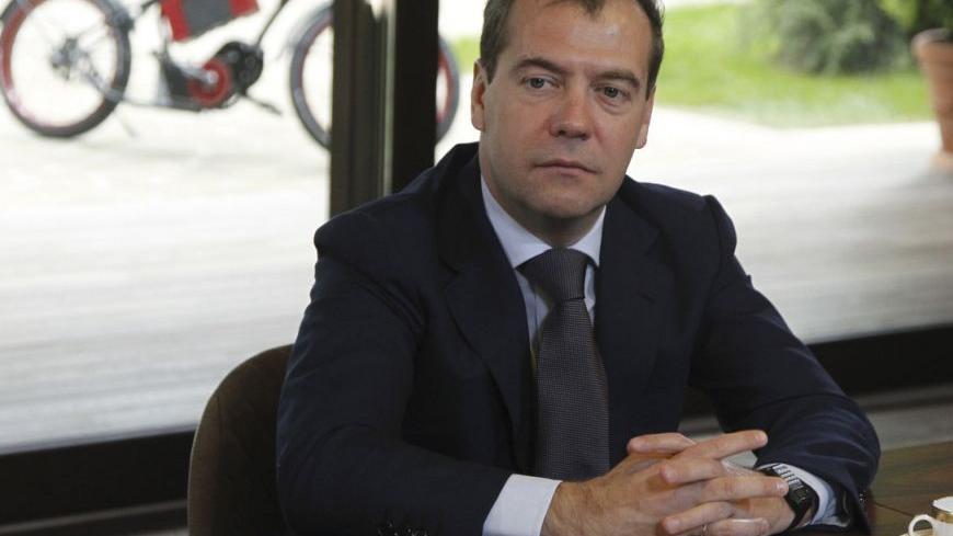 Russia's Prime Minister Dmitry Medvedev attends a meeting with members of the United Russia party at the Gorki residence outside Moscow August 10, 2012. REUTERS/Dmitry Astakhov/RIA Novosti/Kremlin (RUSSIA - Tags: POLITICS) THIS IMAGE HAS BEEN SUPPLIED BY A THIRD PARTY. IT IS DISTRIBUTED, EXACTLY AS RECEIVED BY REUTERS, AS A SERVICE TO CLIENTS
