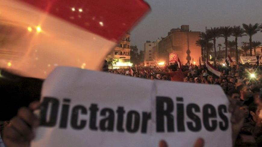 Anti-Mursi protesters chant anti-government slogans in Tahrir Square in Cairo November 27, 2012. Opponents of President Mohamed Mursi clashed with Cairo police on Tuesday as thousands of protesters around the nation stepped up pressure on the Islamist leader to scrap a decree they say threatens Egypt with a new era of autocracy. REUTERS/Mohamed Abd El Ghany (EGYPT - Tags: CIVIL UNREST POLITICS)