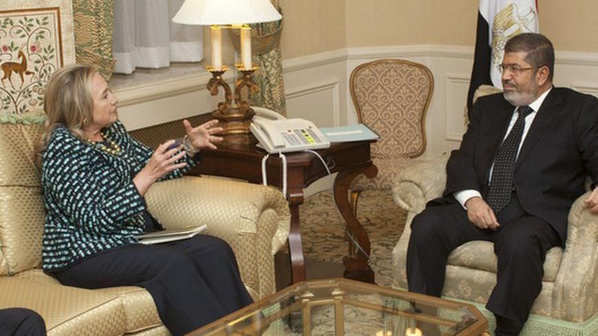 U.S. Secretary of State Hillary Clinton meets with Egyptian President Mohamed Mursi on the sidelines of the United Nations General Assembly in New York September 24, 2012.   REUTERS/Andrew Kelly (UNITED STATES - Tags: POLITICS)