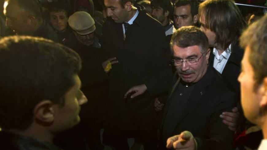 Turkish Interior Minister Idris Naim Sahin (C) gestures while visiting a relief shelter campsite for earthquake victims, set up at a stadium, in Ercis October 29, 2011. REUTERS/Morteza Nikoubazl (TURKEY - Tags: DISASTER SOCIETY POLITICS) - RTR2TDXF