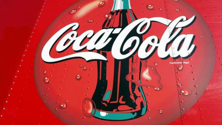 A Coca-Cola logo on a truck at a distribution center in Alexandria, Virginia October 16, 2012. Coca-Cola Co reported higher quarterly earnings on Tuesday, despite a hit from foreign exchange rates. The world's biggest soft-drink maker, with brands like Sprite, Fanta and Minute Maid, said net income was $2.31 billion, or 50 cents per share, in the third quarter that ended on Sept. 28, up from $2.22 billion, or 48 cents per share, a year earlier.
REUTERS/Kevin Lamarque (UNITED STATES - Tags: BUSINESS FOOD L