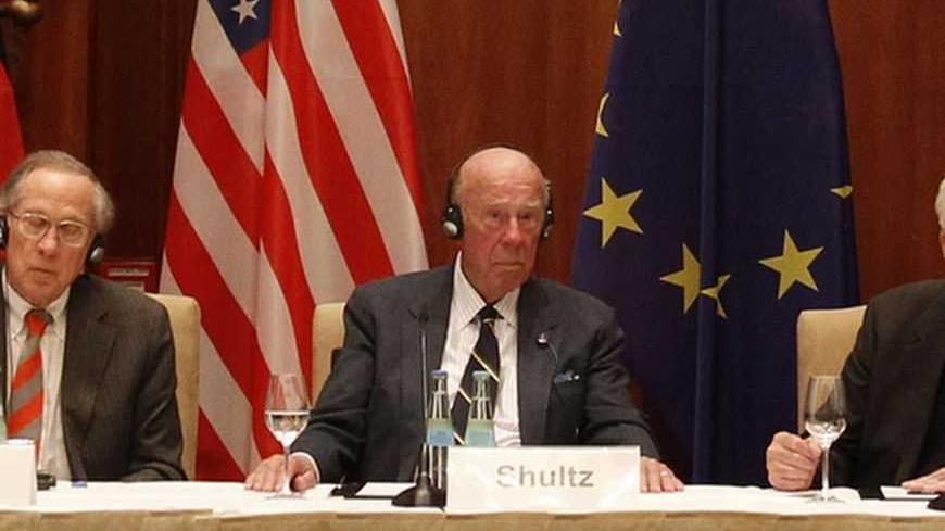Former state representatives of the U.S. and Germany address a news conference in Berlin, February 3, 2010. Pictured are L-R: Former U.S. Secretary of Defense William Perry, former U.S. Secretary of State Henry Kissinger, former U.S. Senator Sam Nunn, former U.S. Secretary of State George Shultz, Germany's former President Richard von Weizsaecker, Germany's former Foreign Minister Hans-Dietrich Genscher and Germany's former Chancellor Helmut Schmidt. REUTERS/Tobias Schwarz (GERMANY - Tags: POLITICS)