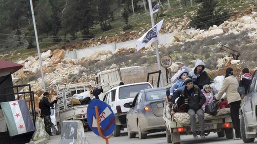 Syrian refugees wait to cross the border to Turkey at Bab El-Hawa on the outskirts of Idlib, near the Syrian-Turkey border, January 13, 2013. Picture taken January 13, 2013. REUTERS/Abdalghne Karoof (SYRIA - Tags: CIVIL UNREST POLITICS CONFLICT SOCIETY)