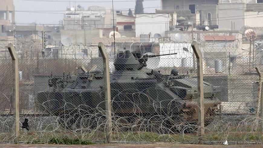 Turkish soldiers patrol on the Turkish-Syrian border in Ceylanpinar, southern Sanliurfa province January 28, 2013. REUTERS/Osman Orsal (TURKEY - Tags: POLITICS CONFLICT) - RTR3D2ZA