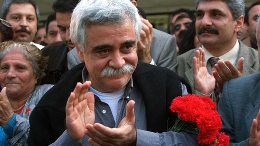 Turkey's best-loved impersonator satirist Levent Kirca holds a bouquet of carnations as he is greeted by supporters at the start of a hunger strike in Istanbul November 3. Comedian Kirca began a hunger strike in protest at a TV watchdog's "censorship" of a channel that broadcast an episode of his show. Kirca's stand against the powerful High Council of Radio and Television (RTUK) has won support from the public and from within the broadcasting industry
??ª