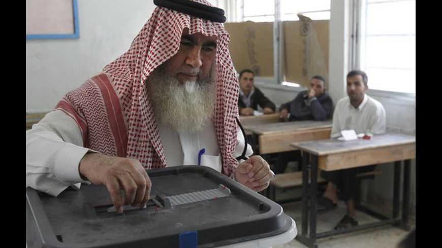 A man casts his ballot at a polling station at Talbia Palestinian refugee camp near Amman November 9, 2010. Jordanians voted on Tuesday in parliamentary elections boycotted by the influential Muslim Brotherhood and liberal groups in protest at an election law they say erodes democracy. REUTERS/Ali Jarekji (JORDAN - Tags: POLITICS ELECTIONS) - RTXUEYZ