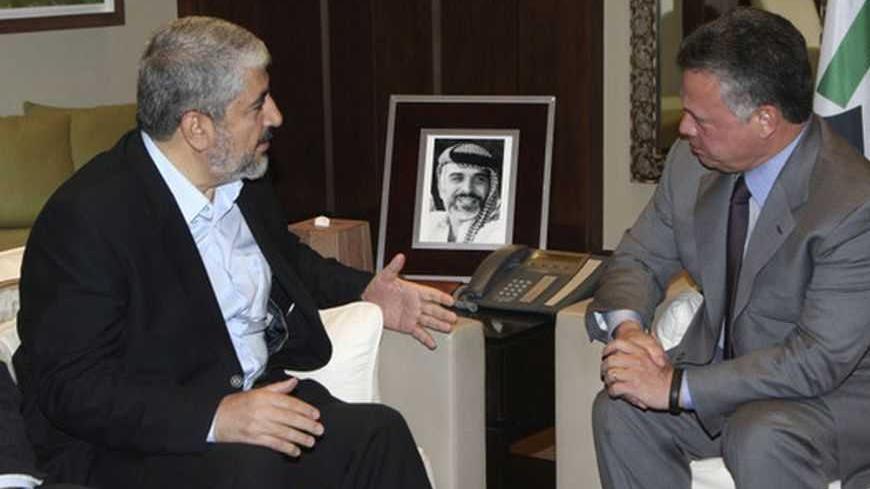 Jordan's King Abdullah (R) meets with Hamas leader Khaled Meshaal at the Royal Palace in Amman January 28, 2013. REUTERS/Majed Jaber (JORDAN - Tags: POLITICS ROYALS) - RTR3D31M