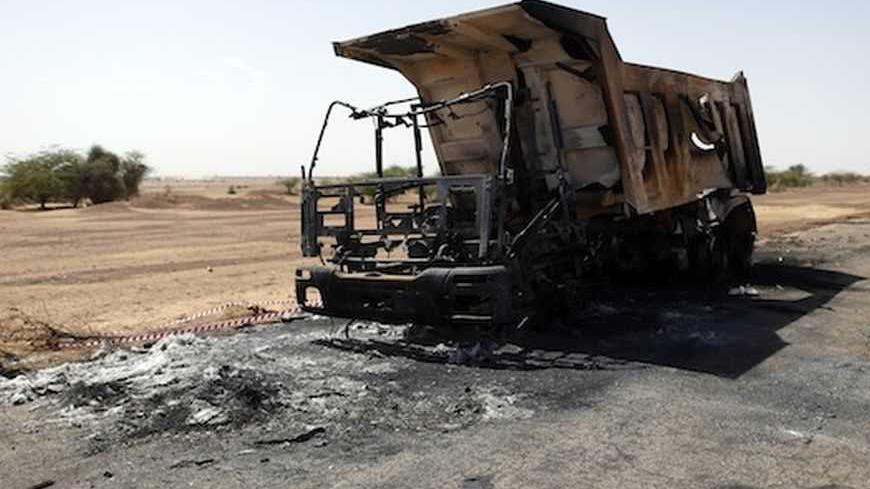 A destroyed truck, thought to be used by Islamist rebels, is seen on the road between Konna and Sevare February 4, 2013. REUTERS/Benoit Tessier (MALI - Tags: POLITICS CIVIL UNREST CONFLICT) - RTR3DDI1
