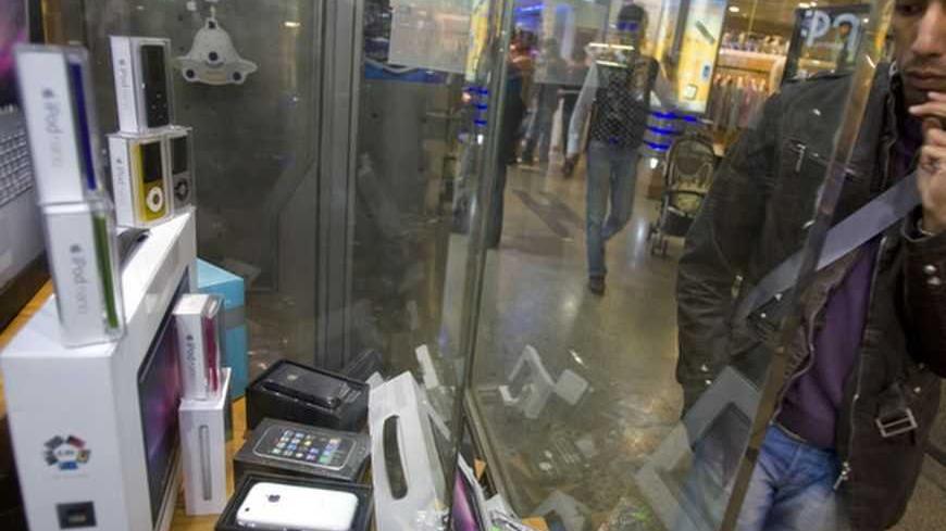 A man looks at the new Apple Iphone 3G in a computer centre in northern Tehran November 1, 2008. The unlocked Apple Iphone 3G retails from $900 to $1200. REUTERS/Morteza Nikoubazl (IRAN) - RTXA5AF