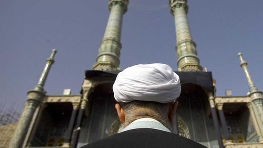 A Shi'ite cleric stands at the shrine of Hazrat-e Massoumeh, granddaughter of Prophet Mohammad, while attending a ritual mourning for Imam Hussein as he marks Arbain in Qom, about 120 km (75 miles) south of Tehran, February 16, 2009. Imam Hussein, who was Prophet Mohammad's grandson, died in a seventh century battle. REUTERS/Morteza Nikoubazl (IRAN) - RTXBP2W