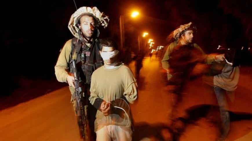 Israeli soldiers lead arrested Palestinian youths brought into Israel from the Gaza strip, next to Kibbutz Kfar Azza early March 3, 2008. REUTERS/Ronen Zvulun (ISRAEL) - RTR1XTHP