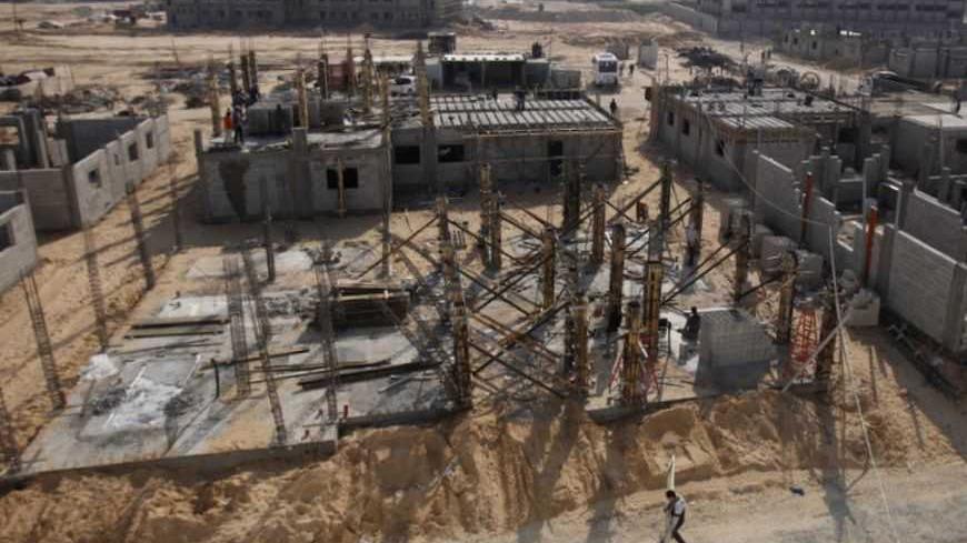 Palestinian labourers work at a construction site in Rafah in the southern Gaza Strip January 2, 2013. Israel eased its blockade of Gaza on Sunday, allowing a shipment of gravel for private construction into the Palestinian territory for the first time since Hamas seized control in 2007.  REUTERS/Ibraheem Abu Mustafa (GAZA - Tags: POLITICS BUSINESS CONSTRUCTION) - RTR3C1PZ