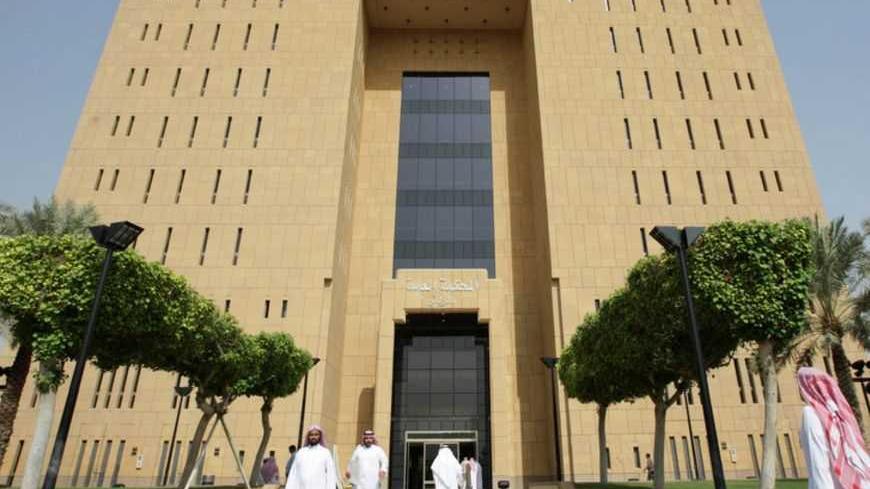 People enter and leave Riyadh's general court October 20, 2008. A Saudi court began formal legal proceedings on Monday against around 70 militant suspects ahead of the first trials of al Qaeda sympathisers who waged a campaign of violence in the U.S.-allied monarchy.      REUTERS/Fahad Shadeed (SAUDI ARABIA) - RTX9QIH