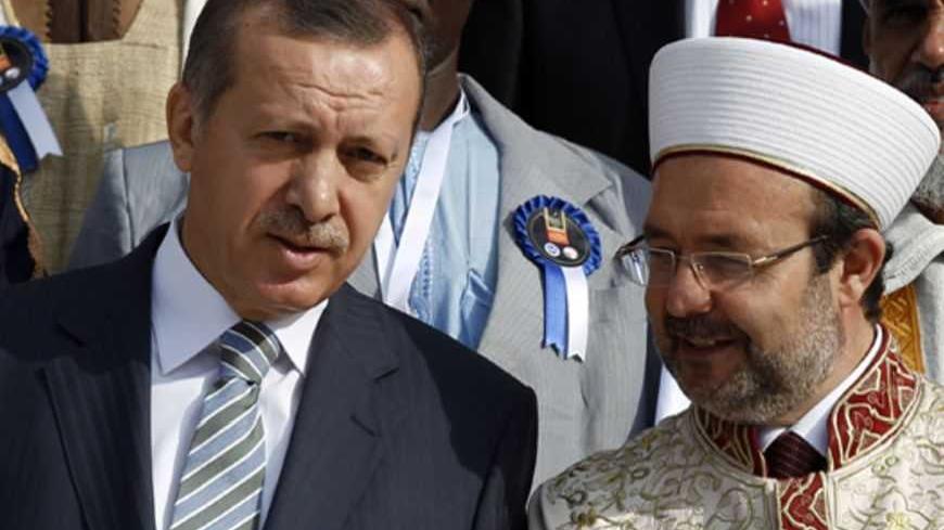 Turkey's Prime Minister Tayyip Erdogan chats with Head of Turkey's Religious Affairs Directorate Mehmet Gormez (R) during the summit of religious leaders from Muslim countries and communities in Africa at the Ottoman-era Dolmabahce Palace in Istanbul November 21, 2011. REUTERS/Murad Sezer (TURKEY - Tags: POLITICS RELIGION) - RTR2UA6H