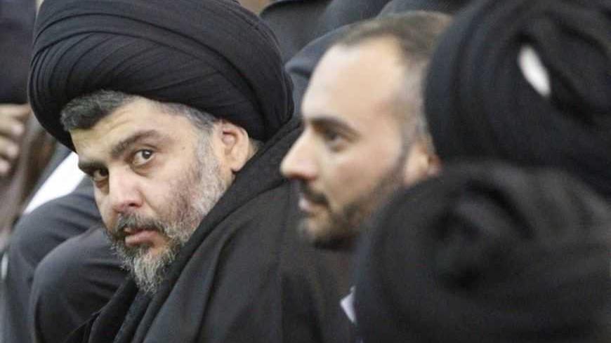Iraqi Shi'ite cleric Moqtada al-Sadr (C) takes part in Friday prayers participated by Sunni and Shi'ite Muslim worshippers in a gesture of unity at the Abdul Qadir Gilani Mosque in Baghdad January 4, 2013.  REUTERS/Thaier Al-Sudani (IRAQ - Tags: RELIGION) - RTR3C3HZ