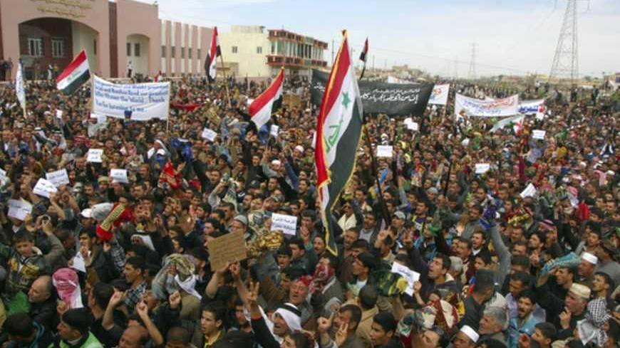 Iraqi Sunni Muslims chant "Allahu Akbar", which means god is great, during an anti-government demonstration in the central city of Samarra March 8, 2013. Thousands of Sunni Muslims protested after Friday prayers in huge rallies against Shi'ite Iraqi Prime Minister Nuri al-Maliki, demanding that he steps down.   REUTERS/Bakr al-Azzawi (IRAQ - Tags: POLITICS RELIGION CIVIL UNREST) - RTR3EQO4
