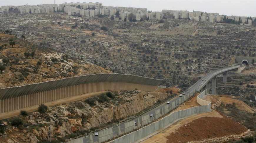A view of Gilo, a Jewish settlement on land Israel captured in 1967 and annexed to its Jerusalem municipality, is seen from the West Bank town of Beit Jala January 16, 2011. A plan to build 1,400 new homes for Jews in Gilo could be approved as early as next week by Israel's Jerusalem municipality, a city council member said on Sunday. REUTERS/Baz Ratner (POLITICS BUSINESS CONSTRUCTION) - RTXWMVX