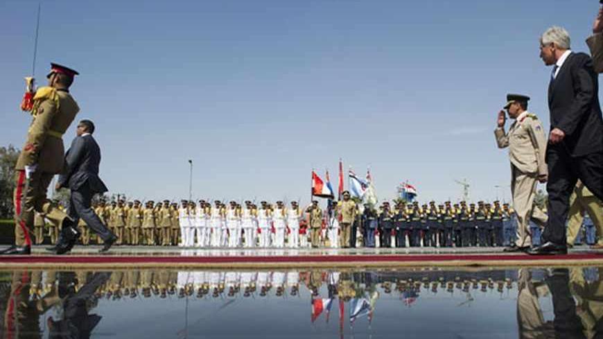 U.S. Defense Secretary Chuck Hagel (2nd R) walks with Egyptian army officials before laying a wreath at the Tomb of the Unknown Soldier in Cairo April 24, 2013. REUTERS/Jim Watson/Pool (EGYPT - Tags: POLITICS MILITARY) - RTXYY94